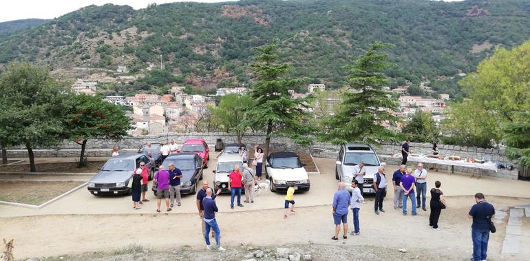 Soci e auto nel piazzale del Castello di Burgos